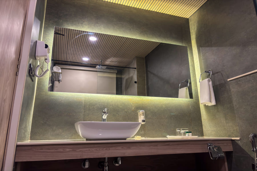 premium peak room in Manali